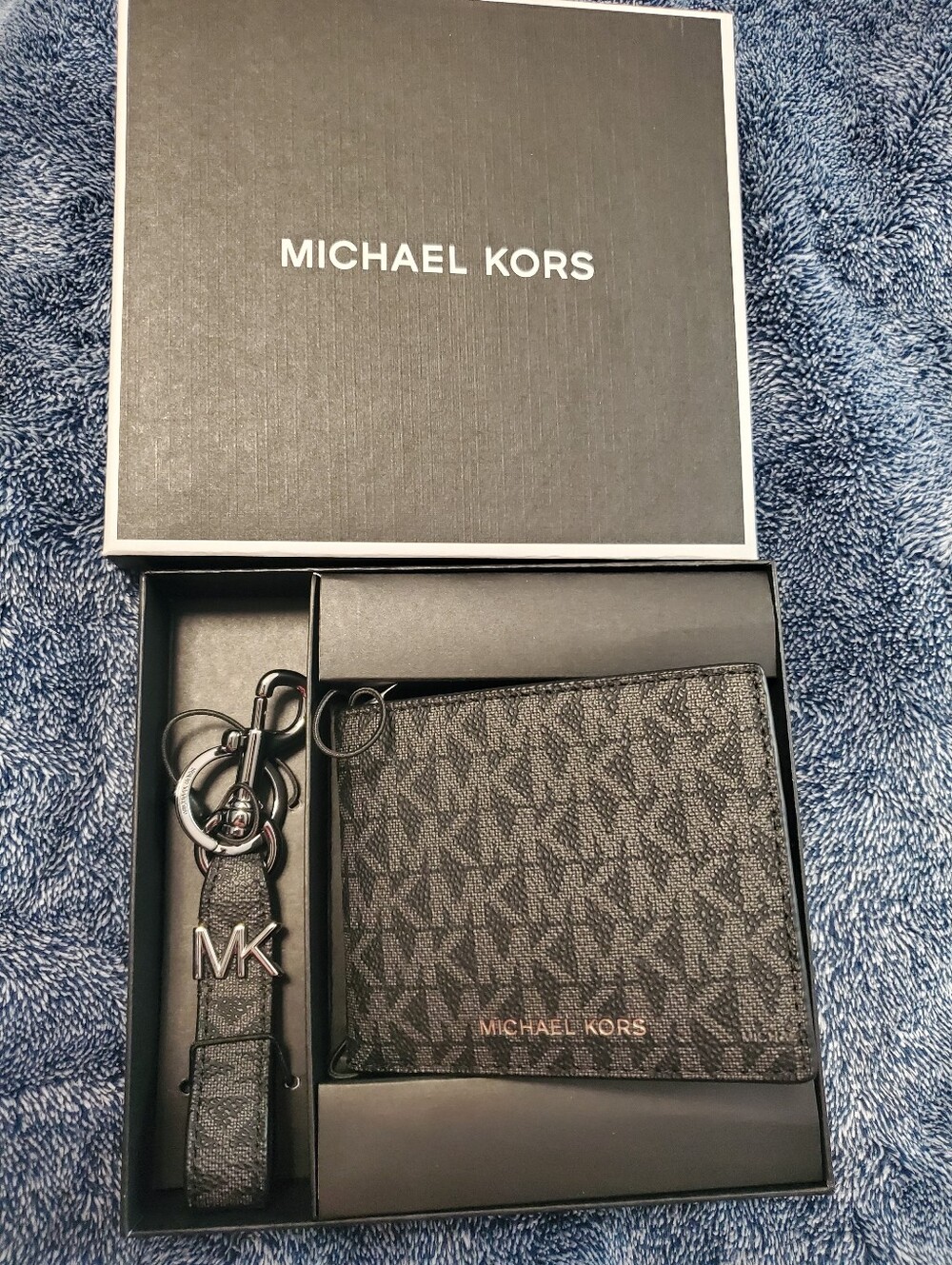 Michael Kors Wallet & Keychain Set